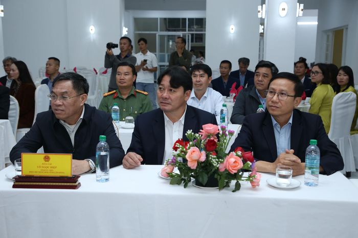 Đồng chí Võ Ngọc Hiệp, Tỉnh ủy viên, Phó Chủ tịch UBND tỉnh cùng các đại biểu tham dự lễ xuất quân