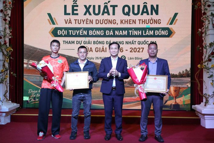 Đồng chí Hồ Văn Mười, Ủy viên Ban Chấp hành Trung ương Đảng, Phó Bí thư Tỉnh ủy, Chủ tịch UBND tỉnh Lâm Đồng trao Bằng khen của UBND tỉnh cho 2 tập thể có thành tích xuất sắc