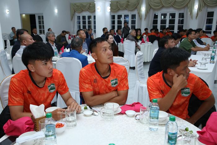 Các thành viên Đội bóng đá nam tỉnh Lâm Đồng dự lễ xuất quân