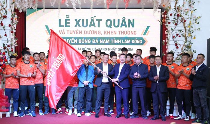Đồng chí Hồ Văn Mười, Ủy viên Ban Chấp hành Trung ương Đảng, Phó Bí thư Tỉnh ủy, Chủ tịch UBND tỉnh Lâm Đồng thực hiện nghi thức trao cờ cho Đội tuyển Bóng đá nam tỉnh Lâm Đồng