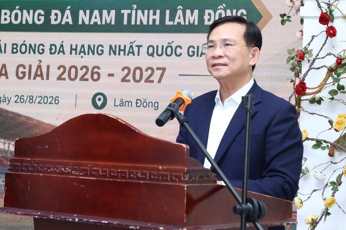 Đồng chí Hồ Văn Mười, Ủy viên Ban Chấp hành Trung ương Đảng, Phó Bí thư Tỉnh ủy, Chủ tịch UBND tỉnh Lâm Đồng phát biểu tại lễ xuất quân