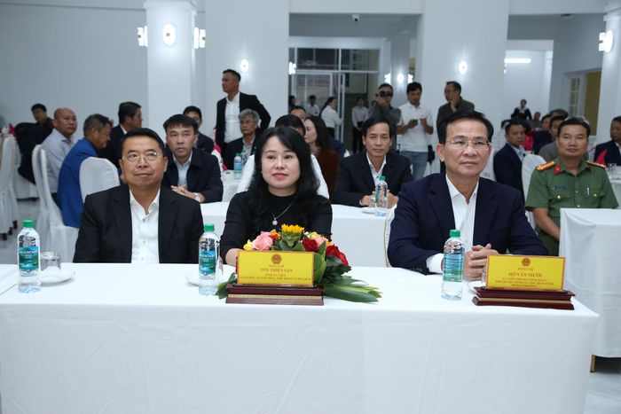 Đồng chí Hồ Văn Mười, Ủy viên Ban Chấp hành Trung ương Đảng, Phó Bí thư Tỉnh ủy, Chủ tịch UBND tỉnh Lâm Đồng cùng các đại biểu tham dự lễ xuất quân