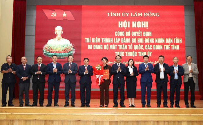 Các đồng chí Thường trực Tỉnh ủy chúc mừng đồng chí Phạm Thị Phúc và các đồng chí trong Ban Chấp hành Đảng bộ Mặt trận Tổ quốc, các đoàn thể tỉnh
