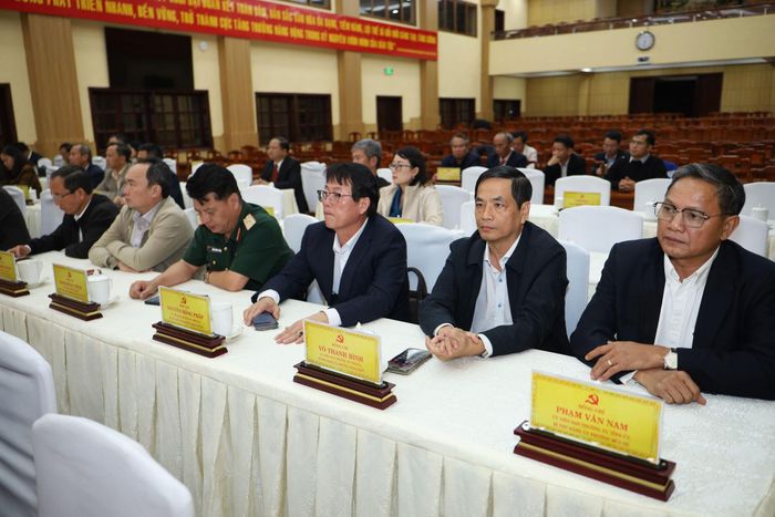 Các đồng chí trong Ban Thường vụ Tỉnh ủy dự hội nghị