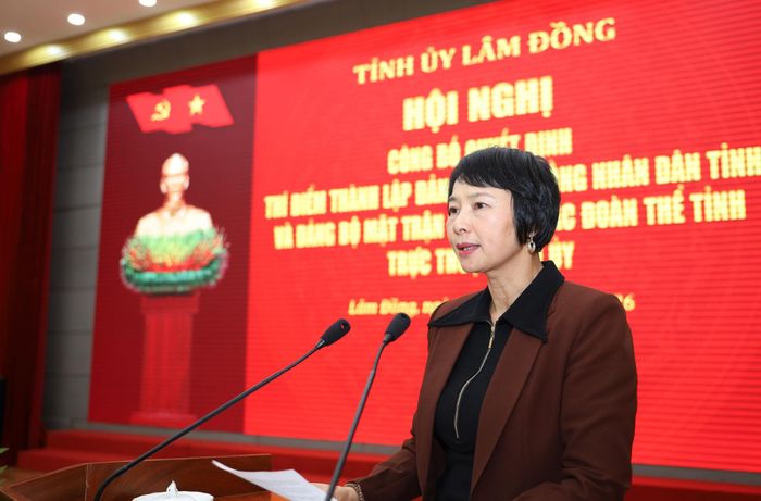 Đồng chí Phạm Thị Phúc, Phó Bí thư Tỉnh ủy, Bí thư Đảng ủy Mặt trận Tổ quốc, các đoàn thể tỉnh, Chủ tịch Ủy ban MTTQ Việt Nam tỉnh phát biểu nhận nhiệm vụ