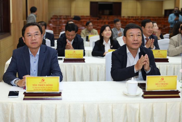Đồng chí Bùi Thắng, Phó Bí thư Tỉnh ủy và đồng chí Tôn Thiện Đồng, Ủy viên Ban Thường vụ Tỉnh ủy, Trưởng Ban Tổ chức Tỉnh ủy tham dự hội nghị