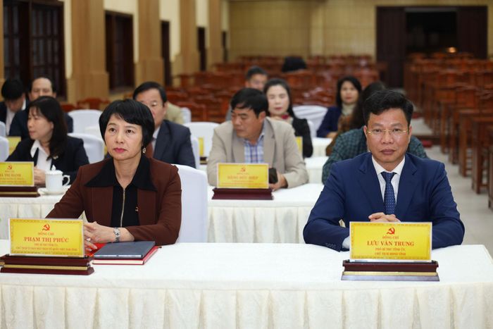 Đồng chí Lưu Văn Trung, Phó Bí thư Tỉnh ủy, Chủ tịch HĐND tỉnh và đồng chí Phạm Thị Phúc, Phó Bí thư Tỉnh ủy, Chủ tịch Ủy ban MTTQ Việt Nam tỉnh dự hội nghị