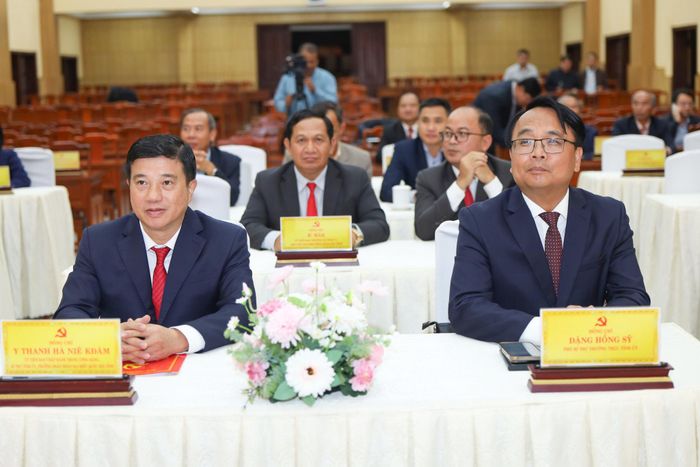 Đồng chí Y Thanh Hà Niê Kđăm, Ủy viên Ban Chấp hành Trung ương Đảng, Bí thư Tỉnh ủy, Trưởng Đoàn ĐBQH tỉnh Lâm Đồng và đồng chí Đặng Hồng Sỹ, Phó Bí thư Thường trực Tỉnh ủy dự hội nghị