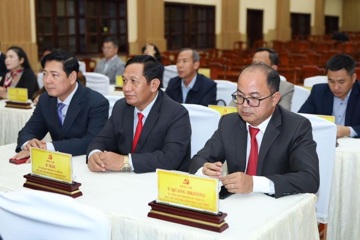 Các đồng chí trong Ban Thường vụ Tỉnh ủy dự hội nghị