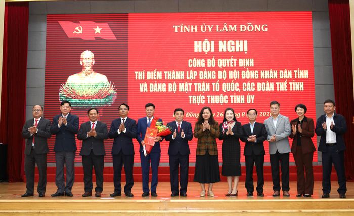 Các đồng chí Thường trực Tỉnh ủy chúc mừng đồng chí Lưu Văn Trung và các đồng chí trong Ban Chấp hành Đảng bộ HĐND tỉnh