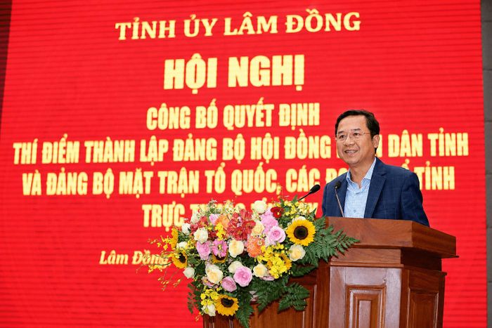 Đồng chí Tôn Thiện Đồng, Ủy viên Ban Thường vụ Tỉnh ủy, Trưởng Ban Tổ chức Tỉnh ủy công bố các quyết định tại hội nghị