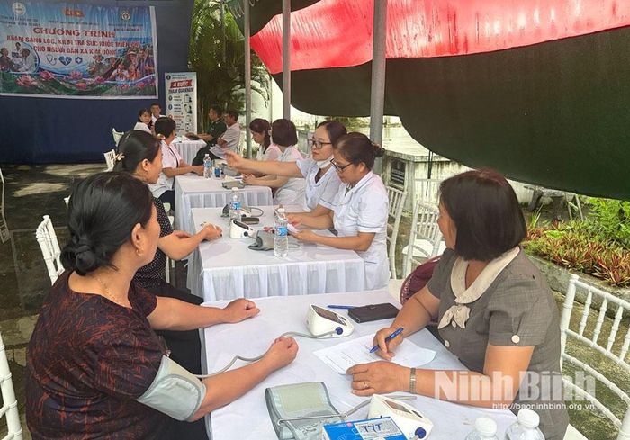 Khu vực khám sức khoẻ tại Trạm Y tế xã Kim Đông được chuẩn bị chu đáo trong điều kiện thời tiết mưa gió.