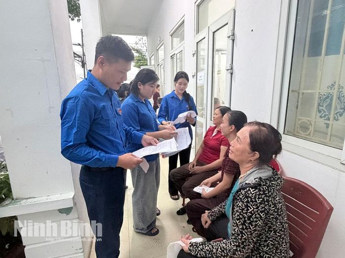 Lực lượng đoàn viên thanh niên luôn túc trực tại các điểm khám để hỗ trợ người dân trong quá trình khám sức khoẻ.