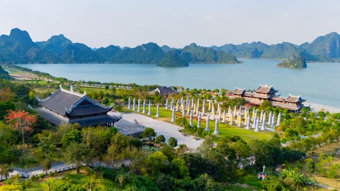 Những dải núi đá vôi phường Kim Bảng bao quanh chùa Tam Chúc tạo nên một hành lang xanh rộng lớn.
