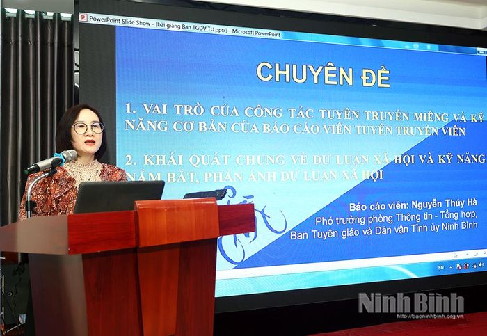 Đại diện Ban Tuyên giáo và Dân vận Tỉnh ủy truyền đạt thông tin tại hội nghị.