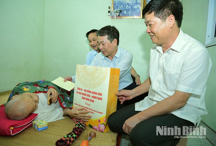 Đồng chí Bùi Hoàng Hà, Ủy viên Ban Thường vụ Tỉnh ủy, Phó Chủ tịch Thường trực HĐND tỉnh thăm, tặng quà ông Đinh Thanh Xuân, cán bộ Lão thành cách mạng, trú tại thôn Hữu Thường, xã Thanh Sơn.