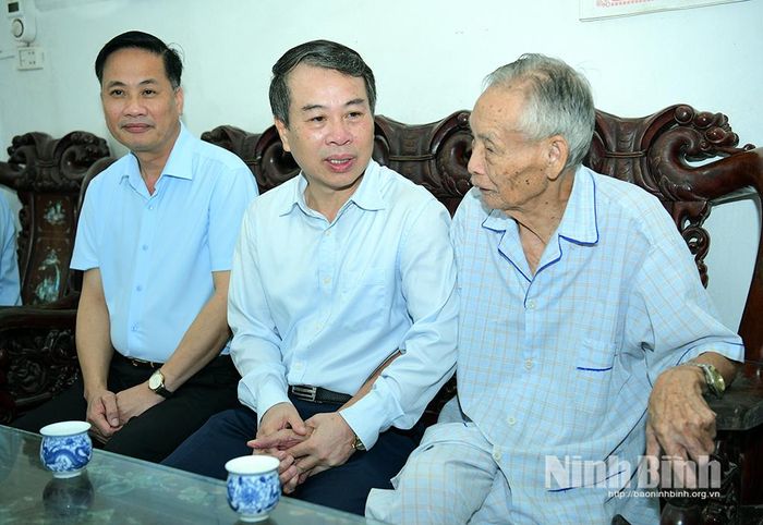 Đồng chí Bùi Hoàng Hà, Ủy viên Ban Thường vụ Tỉnh ủy, Phó Chủ tịch Thường trực HĐND tỉnh thăm, tặng quà ông Hà Văn Duyên, cán bộ Lão thành cách mạng, trú tại thôn Đồi Dâu, phường Tây Hoa Lư.