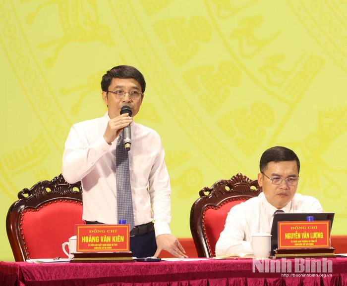 Đồng chí Hoàng Văn Kiên, Tỉnh ủy viên, Giám đốc Sở Tài chính phát biểu tại hội nghị.