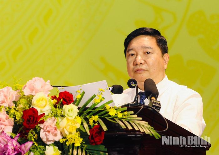Đồng chí Nguyễn Tiến Dũng, Tỉnh ủy viên, Giám đốc Sở Giáo dục và Đào tạo báo cáo khái quát thực trạng hệ thống cơ sở giáo dục tỉnh Ninh Bình sau sắp xếp tại hội nghị.