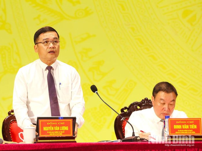 Đồng chí Nguyễn Văn Lượng, Ủy viên Ban Thường vụ Tỉnh ủy, Giám đốc Sở Xây dựng phát biểu tại hội nghị.