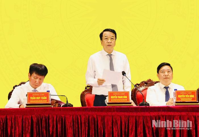 Đồng chí Nguyễn Thanh Bình, Phó Bí thư Tỉnh ủy, Chủ tịch UBND tỉnh điều hành tại hội nghị.