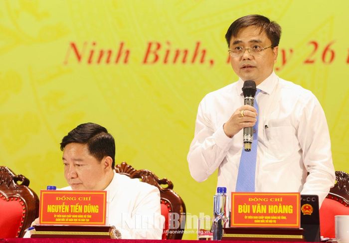 Đồng chí Bùi Văn Hoàng, Tỉnh ủy viên, Giám đốc Sở Nội vụ phát biểu tại hội nghị.