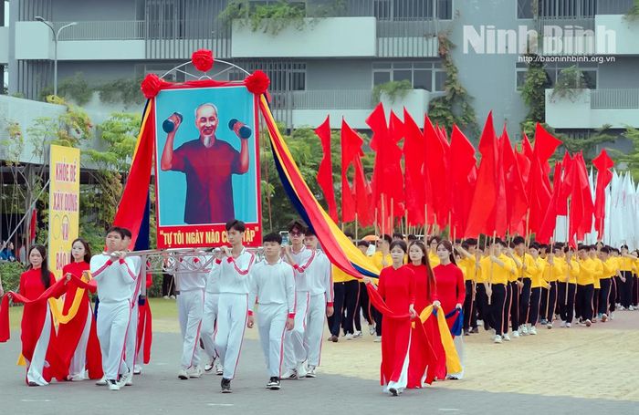 Đội hình diễu hành tại Đại hội TDTT phường Hà Nam.