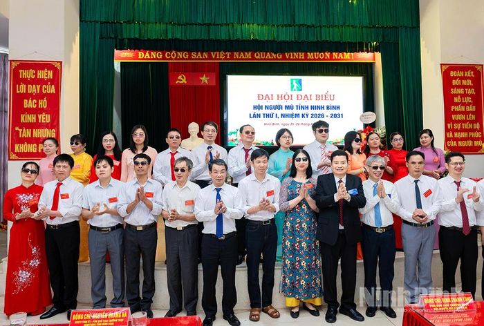 Các đại biểu chụp ảnh lưu niệm với Ban Chấp hành Hội Người mù tỉnh Ninh Bình nhiệm kỳ 2026-2031.
