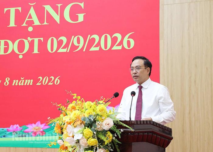 Đồng chí Đặng Thanh Sơn, Ủy viên Ban Thường vụ Tỉnh ủy, Phó Chủ tịch UBND tỉnh phát biểu tại Lễ trao tặng.
