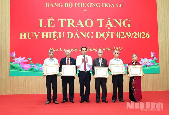 Đồng chí Đặng Thanh Sơn, Ủy viên Ban Thường vụ Tỉnh ủy, Phó Chủ tịch UBND tỉnh trao Huy hiệu Đảng cho các đảng viên 60 năm tuổi Đảng.