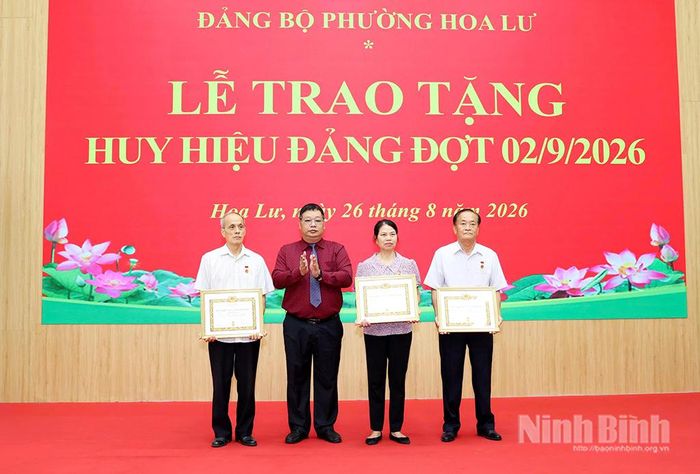 Lãnh đạo Đảng ủy phường Hoa Lư trao Huy hiệu Đảng cho các đảng viên 55 năm tuổi Đảng.