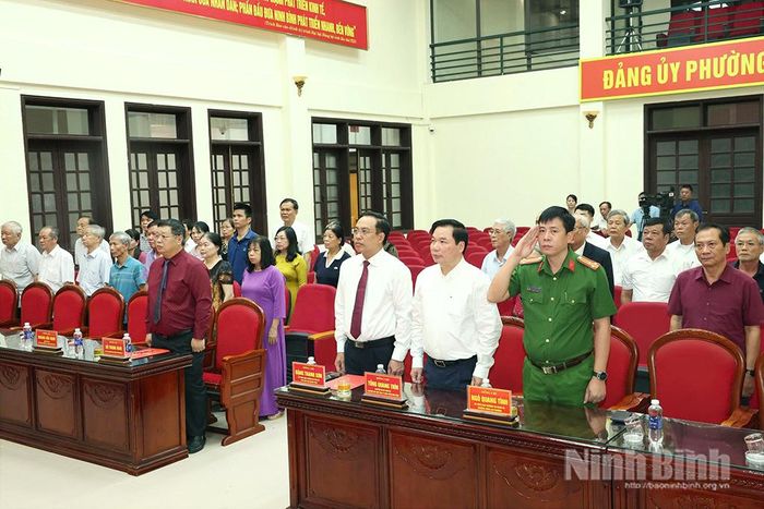 Các đại biểu thực hiện nghi lễ chào cờ.