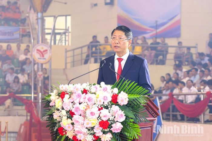Đồng chí Trần Song Tùng, Ủy viên Ban Thường vụ Tỉnh ủy, Phó Chủ tịch Thường trực UBND tỉnh, Trưởng Ban Chỉ đạo Đại hội TDTT tỉnh lần thứ I phát biểu khai mạc Đại hội.