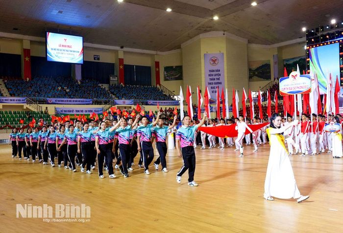 Khối Cụm thi đua các Phường số 2 diễu hành biểu dương lực lượng tại Lễ khai mạc.