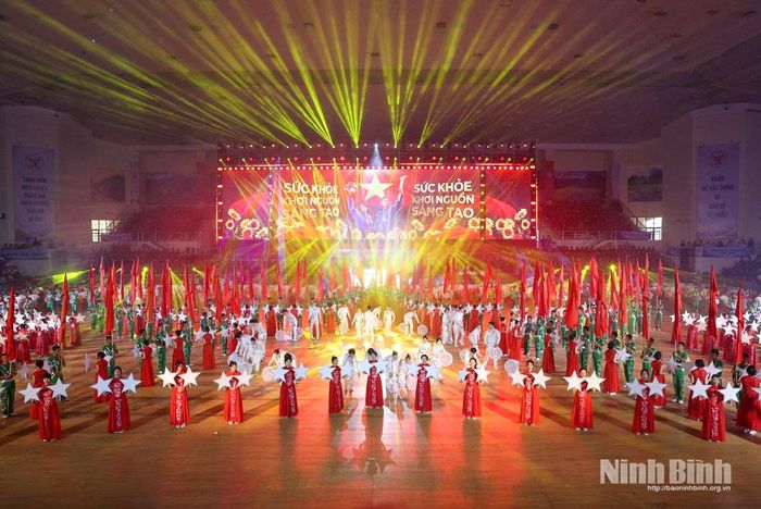 Một số hình ảnh Chương trình đồng diễn chào mừng Lễ khai mạc Đại hội TDTT tỉnh Ninh Bình lần thứ I với chủ đề “Ninh Bình hội tụ sức mạnh, vươn tầm tương lai”.