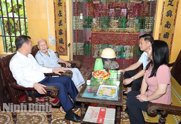 Đồng chí Lê Quốc Chỉnh, Phó Bí thư Tỉnh ủy, Chủ tịch HĐND tỉnh ân cần thăm hỏi sức khoẻ ông Vũ Cao Miên, cán bộ tiền khởi nghĩa, ở thôn An Phong, xã Hải An.
