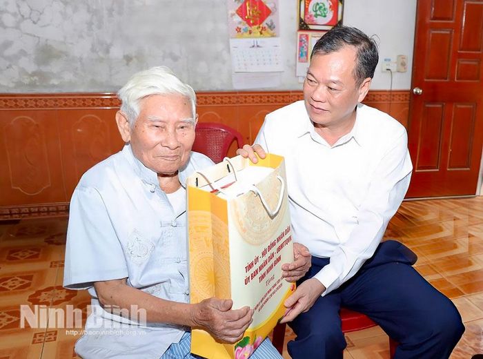 Đồng chí Lê Quốc Chỉnh, Phó Bí thư Tỉnh ủy, Chủ tịch HĐND tỉnh thăm, tặng quà gia đình ông Đinh Quang Thiêm, cán bộ tiền khởi nghĩa, ở thôn An Lãng, xã Ninh Giang.