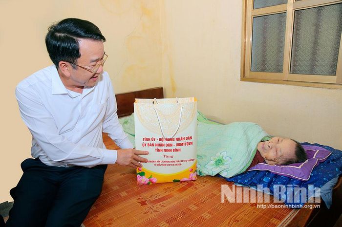 Đồng chí Nguyễn Thanh Bình, Phó Bí thư Tỉnh ủy, Chủ tịch UBND tỉnh thăm, tặng quà bà Hứa Thị Thống, người có công giúp đỡ cách mạng tại phường Tam Điệp.
