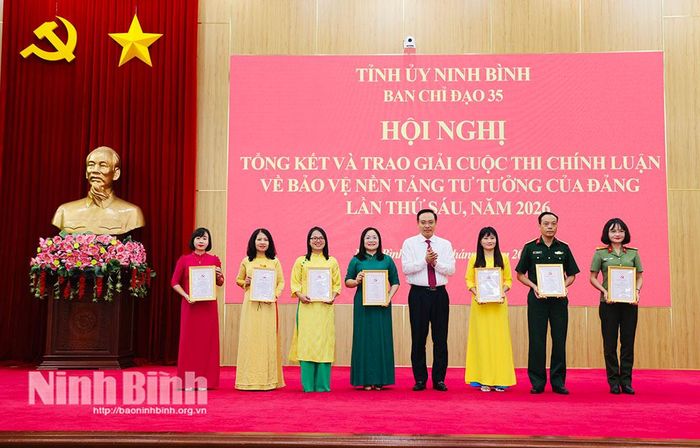 Đồng chí Đặng Thanh Sơn, Ủy viên Ban Thường vụ Tỉnh ủy, Phó Chủ tịch UBND tỉnh, Phó Trưởng Ban Chỉ đạo 35 Tỉnh ủy trao giải B cho các tác giả, nhóm tác giả.