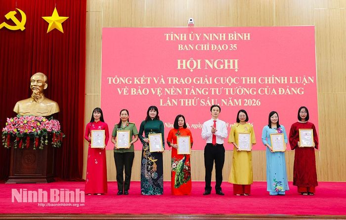 Đồng chí Nguyễn Toàn Thắng, Tỉnh ủy viên, Phó Trưởng Ban Tuyên giáo và Dân vận Tỉnh ủy trao giải C cho các tác giả, nhóm tác giả.
