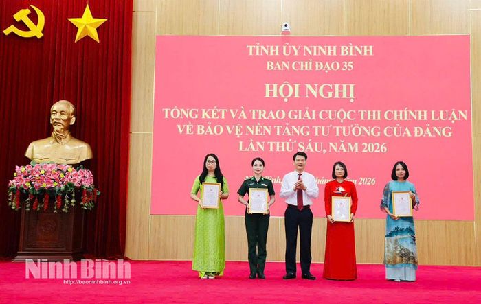 Đồng chí Nguyễn Đức Toàn, Ủy viên Ban Thường vụ Tỉnh ủy, Trưởng Ban Tuyên giáo và Dân vận Tỉnh ủy, Phó Trưởng ban Thường trực Ban Chỉ đạo 35 Tỉnh ủy, Trường Ban Tổ chức Cuộc thi trao giải A cho các tác giả, nhóm tác giả.