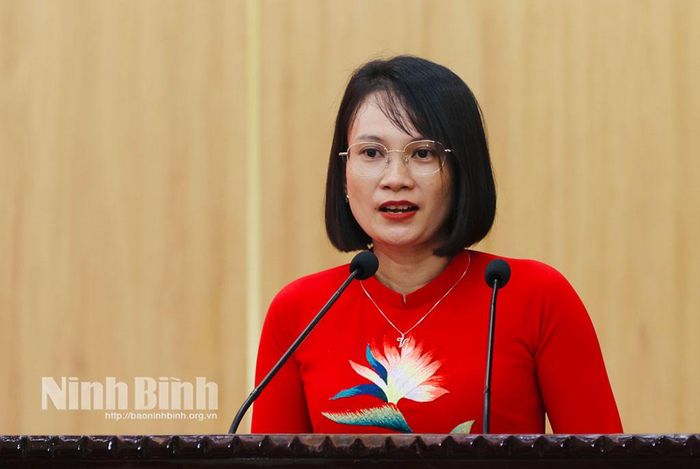 Đồng chí Nguyễn Thị Vui, Chuyên viên Văn phòng Đảng ủy phường Liêm Tuyền, đại diện cho các cá nhân đạt giải phát biểu tại hội nghị.