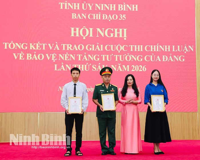 Đồng chí Nguyễn Thị Kim Phượng, Phó Trưởng Ban Tuyên giáo và Dân vận Tỉnh ủy trao giải triển vọng, giải dành cho tác giả nhiều tuổi, nhỏ tuổi có tác phẩm dự thi chất lượng.