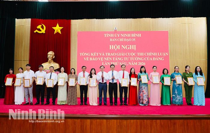 Các đồng chí Tỉnh ủy viên, Phó Trưởng Ban Tuyên giáo và Dân vận Tỉnh ủy: Đặng Anh Tuấn, Khúc Mạnh Kiên, trao giải Khuyến khích cho các tác giả, nhóm tác giả.