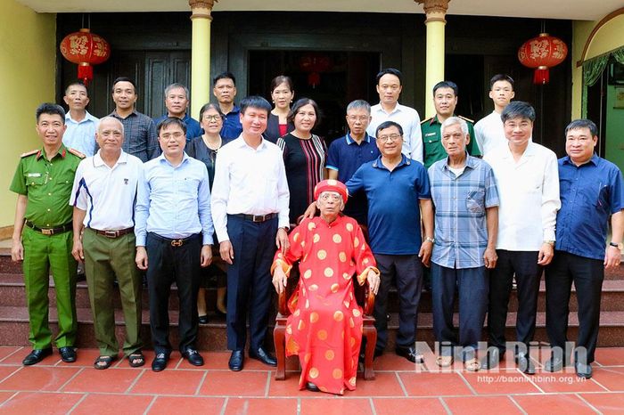 Đồng chí Bí thư Tỉnh ủy Trần Huy Tuấn và Đoàn chụp ảnh lưu niệm với gia đình cán bộ tiền khởi nghĩa Dương Văn Thung, tổ dân phố Liên Bảo 2 (phường Trường Thi).