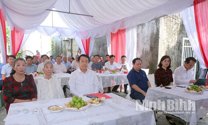 Các đại biểu dự buổi lễ.