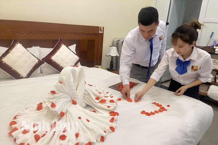 Các thí sinh tham gia phần thi thực hành làm giường và trang trí giường. Ảnh minh họa