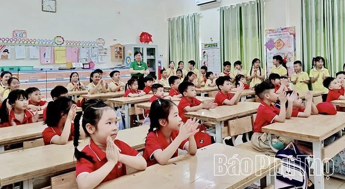 Trường Mầm non Tân Thịnh B tổ chức chương trình tham quan, trải nghiệm không gian, cơ sở vật chất tại Trường Tiểu học Trần Quốc Toản (phường Hòa Bình), tạo sự tự tin cho các bé khối mẫu giáo 5-6 tuổi trước khi vào lớp 1.