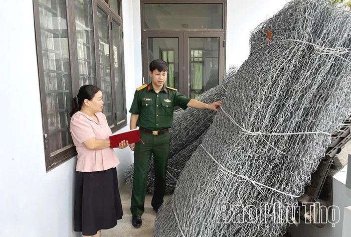 Lực lượng chức năng rà soát vật tư phòng, chống thiên tai.
