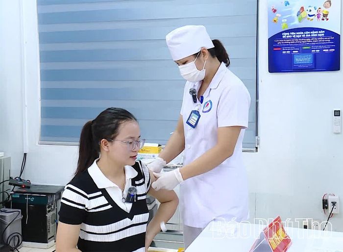 Cán bộ y tế diễn tập thực hành tiêm phòng bệnh dại cho người dân.
